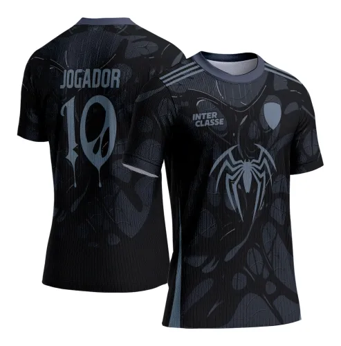 Camisa preta com gráfico frontal de aranha cinza grande, texto INTER CLASSE e costas com nome JOGADOR e número 10 estilizados, fundo com padrão de teias cinza escuro.