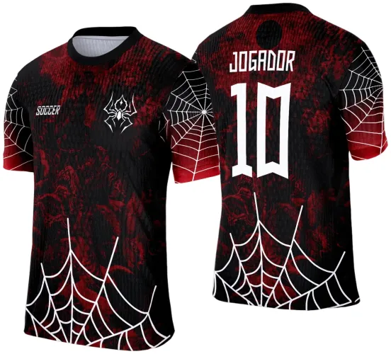 Camisa preta e vermelha com degradê, desenho de teia de aranha branca nas mangas e na parte inferior, logo de aranha branca no peito e o texto JOGADOR número 10 impresso nas costas.