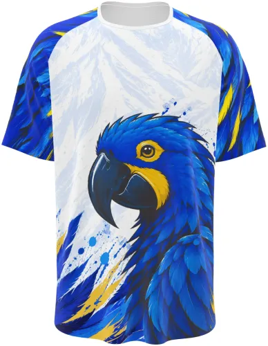 Camisa interclasse raglan branca e azul com estampa de cabeça de arara azul e fundo de montanhas