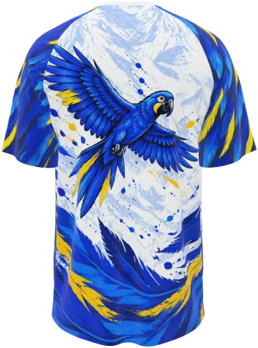 Camisa interclasse raglan branca e azul com estampa de cabeça de arara azul e fundo de montanhas