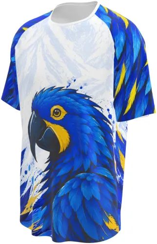 Camisa interclasse raglan branca e azul com estampa de cabeça de arara azul e fundo de montanhas