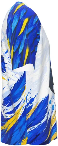 Camisa interclasse raglan branca e azul com estampa de cabeça de arara azul e fundo de montanhas