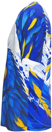 Camisa interclasse raglan branca e azul com estampa de cabeça de arara azul e fundo de montanhas