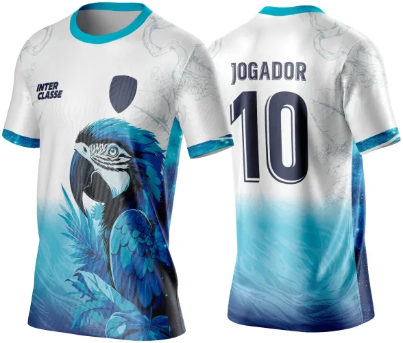 Camisa branca com detalhes em azul e azul turquesa, frente com grande arara azul e texto INTER CLASSE, costas com número 10 e título JOGADOR na cor azul escuro, além de folhagens delicadas em azul claro ao fundo.