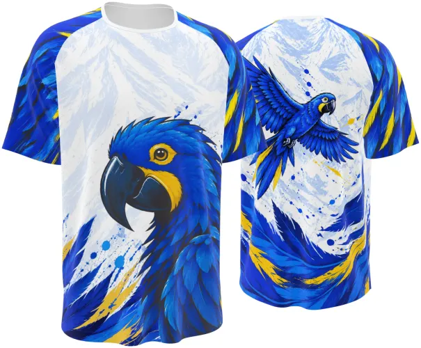 Camisa interclasse raglan branca e azul com estampa de cabeça de arara azul e fundo de montanhas