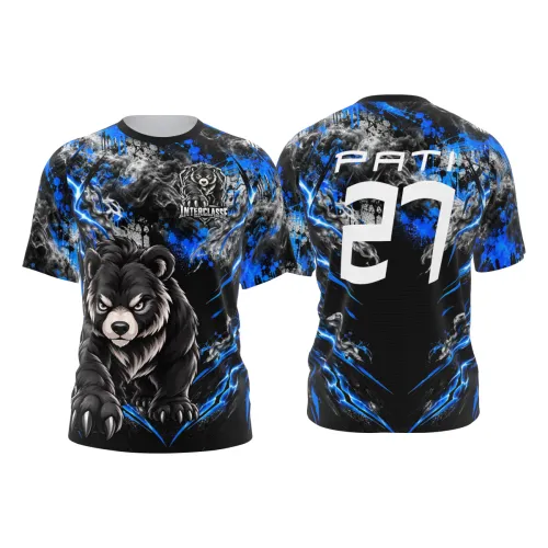 Camisa com estampa de urso feroz em destaque, fundo azul e preto com efeitos de fumaça e raios, cobrindo frente, costas e mangas, perfeita para times de interclasse.
