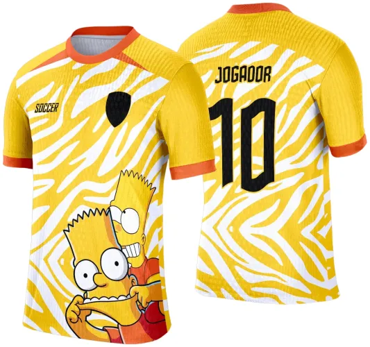 Camisa amarela com estampa geométrica branca e detalhes laranja. Na frente, Bart Simpson sorridente fazendo careta, escudo preto e texto SOCCER. Nas costas, texto JOGADOR e número 10 em preto sobre o fundo branco e amarelo.