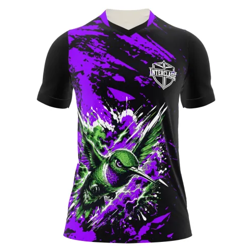 Camisa com estampa de beija-flor em destaque na frente, fundo preto com manchas roxas vibrantes, detalhes modernos e nome personalizado nas costas.