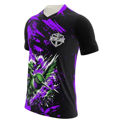 Camisa com estampa de beija-flor em destaque na frente, fundo preto com manchas roxas vibrantes, detalhes modernos e nome personalizado nas costas.
