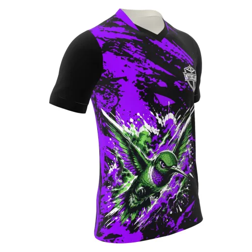 Camisa com estampa de beija-flor em destaque na frente, fundo preto com manchas roxas vibrantes, detalhes modernos e nome personalizado nas costas.