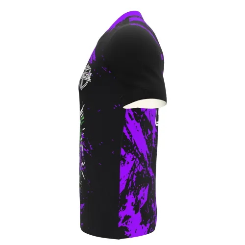 Camisa com estampa de beija-flor em destaque na frente, fundo preto com manchas roxas vibrantes, detalhes modernos e nome personalizado nas costas.
