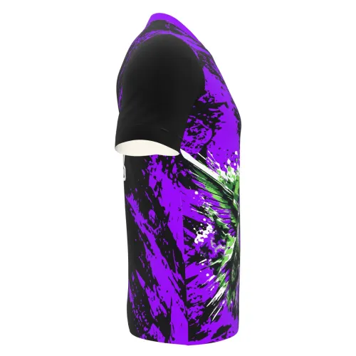 Camisa com estampa de beija-flor em destaque na frente, fundo preto com manchas roxas vibrantes, detalhes modernos e nome personalizado nas costas.