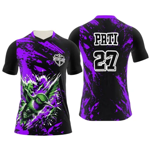 Camisa com estampa de beija-flor em destaque na frente, fundo preto com manchas roxas vibrantes, detalhes modernos e nome personalizado nas costas.