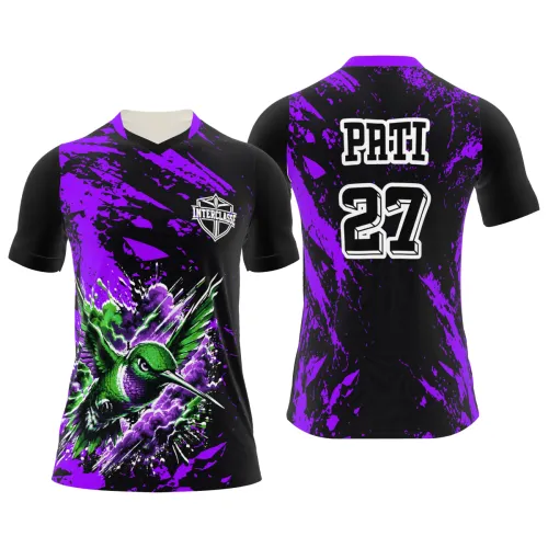 Camisa com estampa de beija-flor em destaque na frente, fundo preto com manchas roxas vibrantes, detalhes modernos e nome personalizado nas costas.
