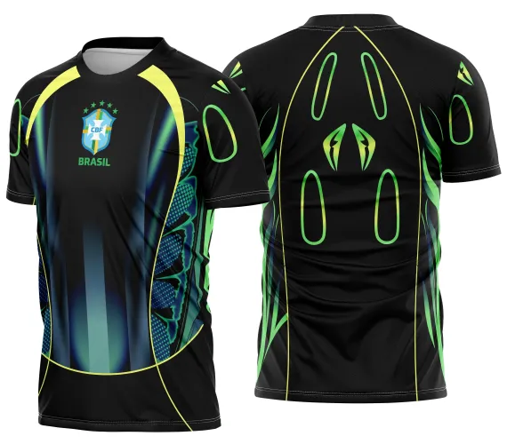 Camisa preta com escudo CBF e texto BRASIL na frente, detalhes em azul e verde nas laterais e faixas amarelas nos ombros; costas em preto com desenhos estilizados verdes e amarelos, mangas também decoradas com traços verdes e amarelos.