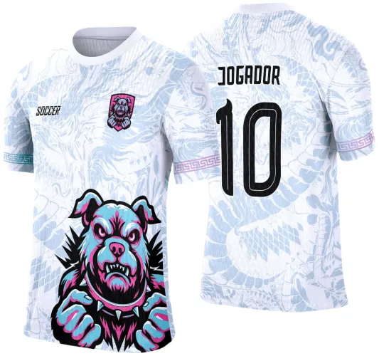 Camisa branca com desenho frontal de um cachorro feroz azul e rosa com detalhes pretos, escudo pequeno com o mesmo cachorro, fundo dragão azul claro. Costas com o número 10 e a palavra JOGADOR em preto, fundo dragão sutil azul claro.