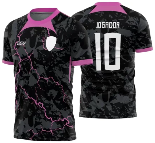 Camisa preta com estampa camuflada cinza, detalhes rosa e raios elétricos frontais. Frente com palavra SOCCER e escudo branco. Costas com o texto JOGADOR e número 10 em branco.