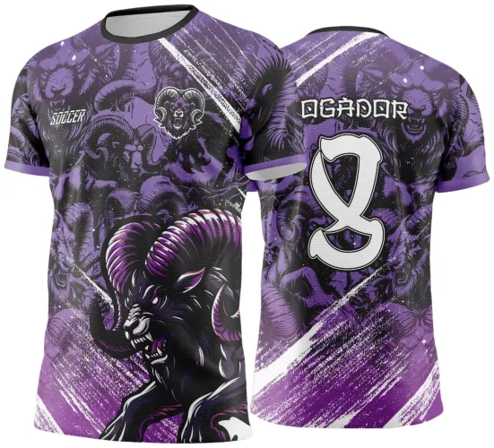 Camisa roxa com grande carneiro feroz na frente e escrita SOCCER, costas com nome OGADOR e número 8 em branco, fundo texturizado com vários carneiros em tons de roxo e preto.