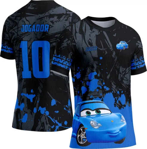 Camisa preta com degradês azul e cinza, carro cartoon azul na frente, palavra SOCCER azul, costas com texto JOGADOR e número 10 em azul, faixas azuis nas mangas.