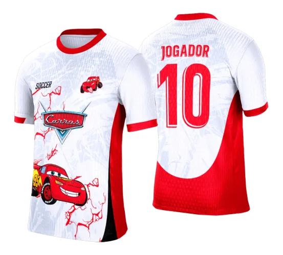 Camisa branca e vermelha com personagem de carro vermelho na frente, detalhes vermelhos e logo 'Carros'. Nas costas, nome 'JOGADOR' e número '10' em vermelho, design estilo interclasse com fundo texturizado.
