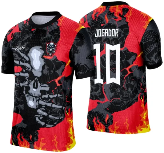 Camisa preta e vermelha com arte de caveira em tom cinza na frente, detalhes de fogo amarelo e vermelho, nome JOGADOR e número 10 em branco nas costas, padrão floral em preto no fundo