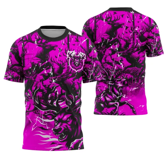 Camisa com arte vibrante de cervos agressivos em rosa forte e preto, frente com cabeça feroz centralizada e escudo no peito, costas com vários cervos em ação. Fundo rosa e manchas brancas que criam uma textura única.