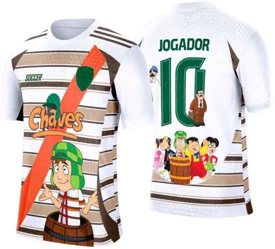 Camisa listrada bege e marrom com faixa diagonal laranja e personagem Chaves no barril na frente. Nas costas, número 10 verde com texto JOGADOR e grupo dos personagens do desenho animado, incluindo Seu Madruga integrado ao número.