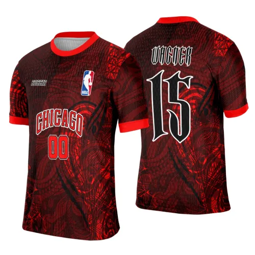 Camisa vermelha e preta com padrão gráfico abstrato, frente com logo NBA, texto CHICAGO e número 00, costas com nome VICKER em estilo gótico e número 15, gola e punhos vermelhos.