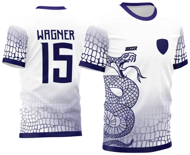 Camisa branca com cobra azul serpenteando na frente, escudo azul simples sem texto, mangas e barra com gradiente de escamas azuis, costas estampadas com nome WAGNER e número 15 em azul escuro.