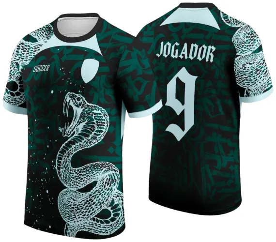Camisa preta e verde com estampa de cobra branca curva e agressiva na frente, fundo texturizado verde-escuro, gola preta, texto 'SOCCER' e escudo branco; costas têm o número 9 e a palavra 'JOGADOR' em azul claro.