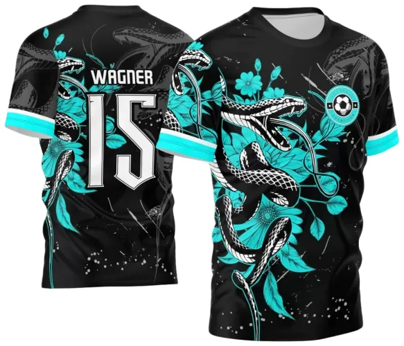 Camisa preta com estampa de cobra branca e preta entre folhas e flores turquesa na frente com escudo redondo; costas exibem cobra com nome WAGNER e número 15 em branco, manga com listras em turquesa e branco.