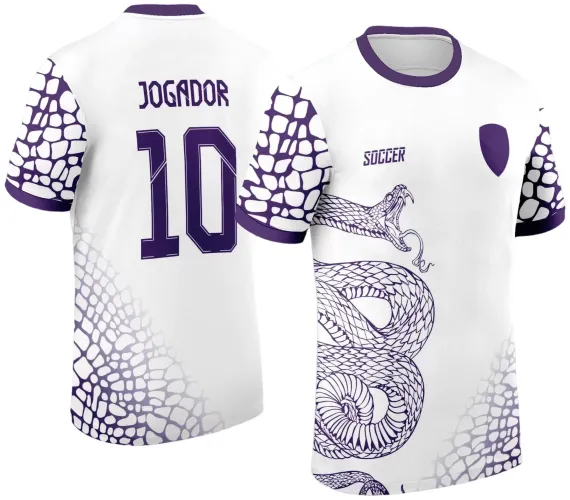 Camisa branca com estampa roxa de cobra detalhada na frente, nome JOGADOR e número 10 nas costas, mangas com padrão de escamas roxas em degrade, gola e punhos roxos, texto SOCCER no peito e escudo roxo simples.