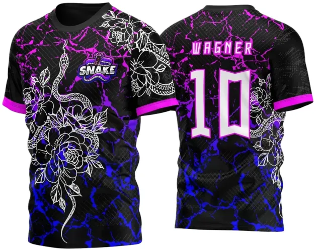 Camisa preta com padrão em roxo e azul, frente com serpente branca entre flores e logo SNAKE; costas com nome WAGNER, número 10 e mesma arte floral e serpente, detalhes em rosa neon nas mangas e nas costas.