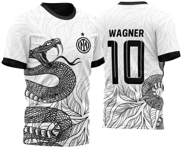 Camisa branca com gola e manga preta, frente com cobra desenhada em preto em pose agressiva, brasão redondo preto com estrela, nas costas nome WAGNER e número 10 em preto, fundo com folhas em linhas pretas.