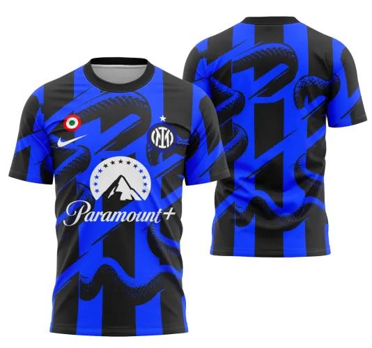 Camisa com listras verticais azul e preta, cobra preta enrolada na frente e costas, escudo INTI com estrela, texto Paramount+ e símbolo circular colorido na frente.