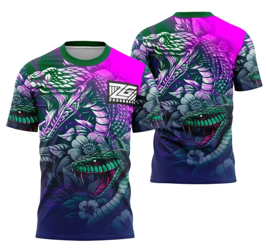 Camisa com frente estampada por cabeça de cobra em tons roxo e verde, fundo degradê roxo a azul, logo ZG ZAUGRAFIC no peito; costas exibem cobra em pose agressiva com flores cinzas e verde, mantendo o degradê da parte de baixo.