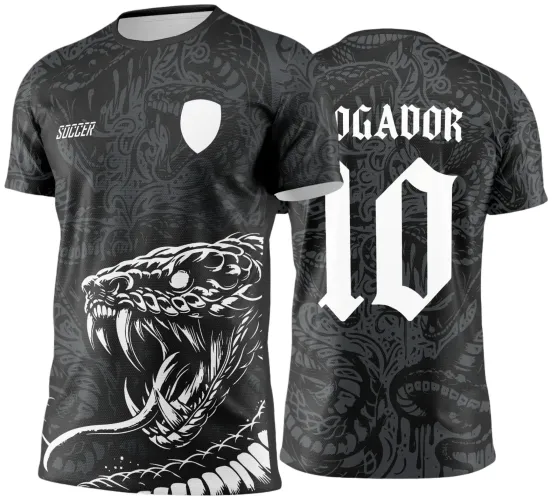 Camisa preta com estampa de cobra negra agressiva em cinza e branco na frente, escudo branco no peito esquerdo e logo SOCCER no direito. Nas costas a mesma arte escura com número 10 e o texto JOGADOR em branco no topo.