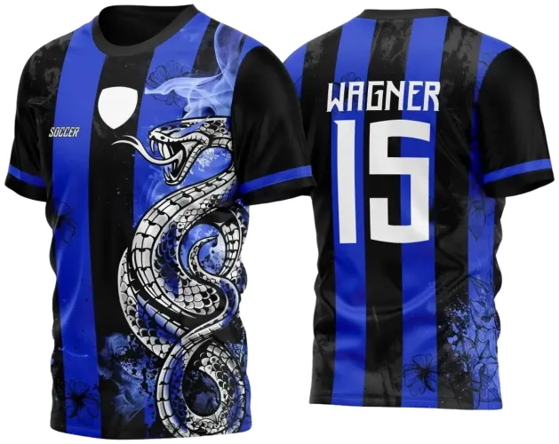 Camisa com listras verticais pretas e azuis, cobra prateada enrolada na frente com efeito de fumaça azul e flores ao fundo; costas exibem nome WAGNER e número 15 em branco, mantendo as listras nas cores preta e azul.