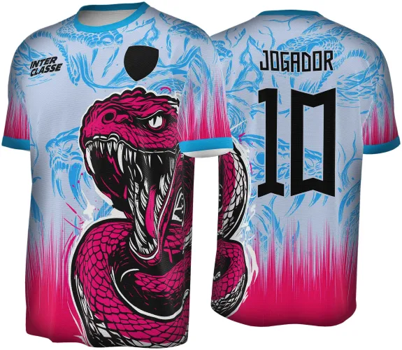 Camisa com estampa frontal de cobra rosa em pose agressiva, fundo azul claro com degradê rosa. Nas costas, número 10 em preto com o texto JOGADOR e detalhes de cobras em azul claro. Texto INTER CLASSE no ombro esquerdo.