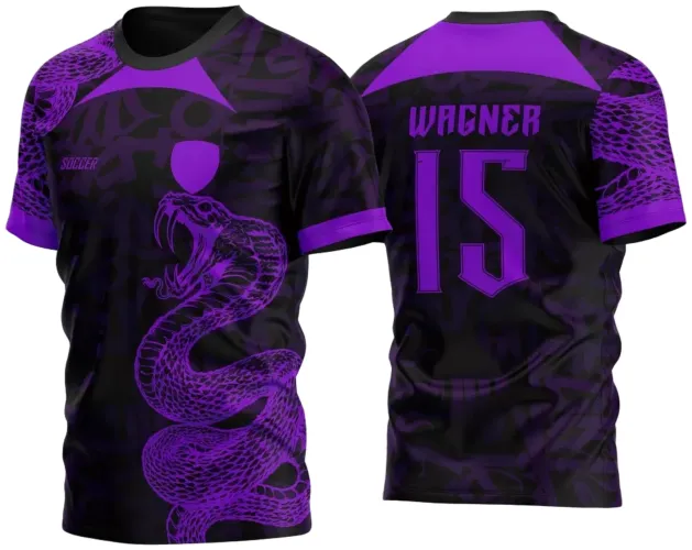 Camisa preta com estampa principal de uma cobra roxa na frente, gola e punhos roxos, texto SOCCER e escudo roxo no peito; nas costas, nome WAGNER e número 15 em roxo, com padrão de escamas nos ombros e mangas.
