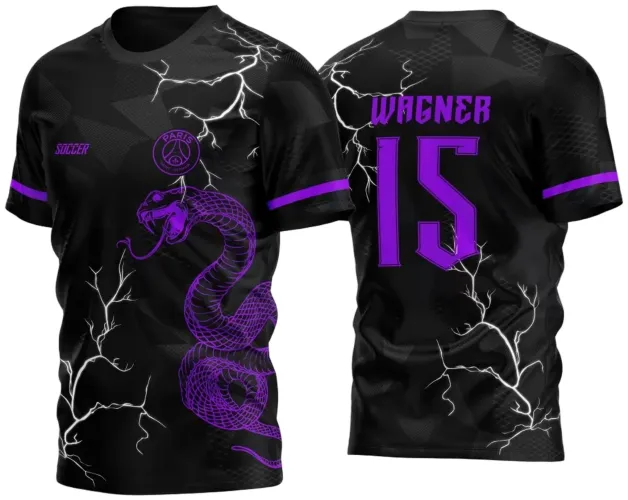 Camisa preta de interclasse com cobra roxa detalhada na frente envolvida por relâmpagos brancos, selo 'PARIS SAINT GERMAIN' e texto 'SOCCER'. Nas costas, nome WAGNER em roxo e número 15 em destaque, com faixas roxas nas mangas.