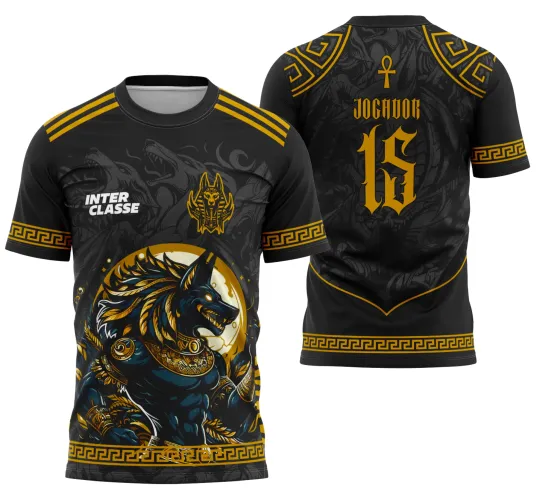 Camisa preta com figura do deus Anúbis em destaque na frente em azul e dourado, detalhes geométricos dourados nas mangas e barra, texto INTER CLASSE branco; costas com número 16, palavra JOGADOR e símbolo Ankh em dourado com fundo escuro.