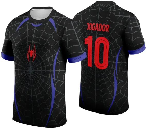 Camisa preta com estampa de teia cinza, aranha vermelha frontal, detalhes em azul nas laterais e mangas, verso com texto vermelho JOGADOR e número 10.