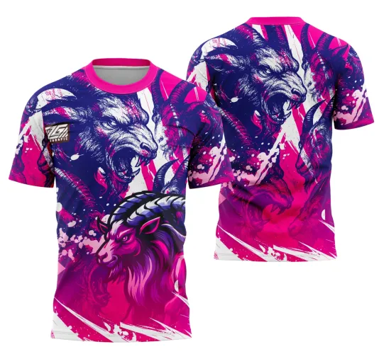 Camisa com estampa frontal de cabra roxa com chifres, fundo em rosa, branco e azul escuro com texturas em respingos. Costas com a mesma figura rugindo em destaque, cores vibrantes rosa e azul em degradê.