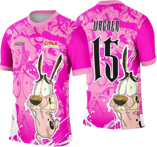 Camisa rosa com figura do cachorro corajoso na frente e nas costas, nome Wagner e número 15 destacados. Texto 'CORAGE EL PERRO COBARDE' e 'SOCCER' na parte frontal, estilo vibrante e detalhado.