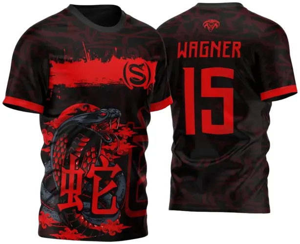Camisa preta com estampa frontal de cobra naja vermelha e preta e faixa vermelha com símbolo (S), costas em preto com nome WAGNER e número 15 em vermelho, detalhes em vermelho nas mangas e símbolo pequeno da cobra nas costas.