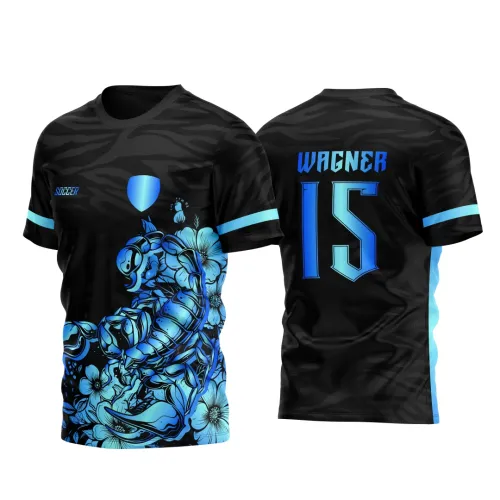 Camisa preta com efeito camuflado e escorpião azul com flores na frente, escudo azul e texto Soccer. Nas costas, nome Wagner e número 15 em azul degradê com mangas com faixa azul clara.