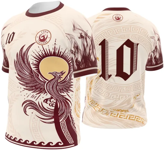 Camisa creme com estampa frontal de uma fênix em voo vinho e detalhes gregos, fundo com sol amarelo. Costas mostram o número 10 grande em vinho e círculo com frase 'FÊNIX TERCEIRÃO', mangas com efeito de fumaça vinho.
