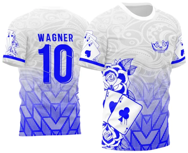 Camisa branca com degradê geométrico azul na frente, cartas de baralho, rosas em azul, mascote gato sorridente no peito e mangas com cartas Ás. Nas costas, nome WAGNER, número 10 em azul, com textos JOGADOR e INTER CLASSE.