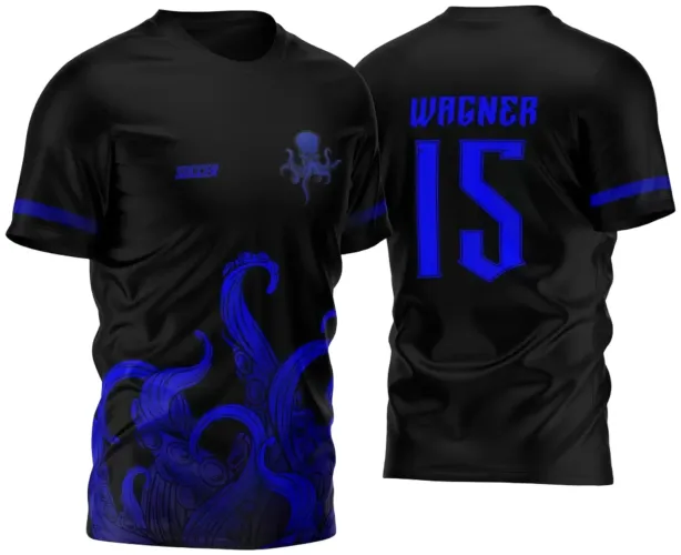 Camisa preta com tentáculos azuis desenhados na frente e laterais, pequeno polvo azul no peito esquerdo, texto 'SOCCER' azul no peito direito e nas costas nome WAGNER com número 15 em azul, faixa azul nas mangas.